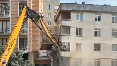 Maltepe'de çöken binada kontrollü yıkım sürüyor