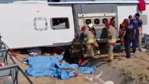 Manisa'da tır ile yolcu otobüsü çarpıştı: 11 ölü, 27 yaralı