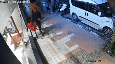 Manisa'da Türk bayrağına büyük saygısızlık! Alıp yere attı