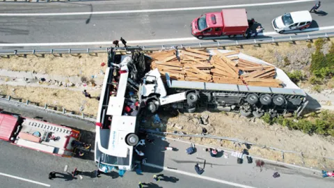 Manisa'daki otobüs kazasında geri manevra hatası: 11 eve ateş düştü! Şoförlerin ifadesi ortaya çıktı