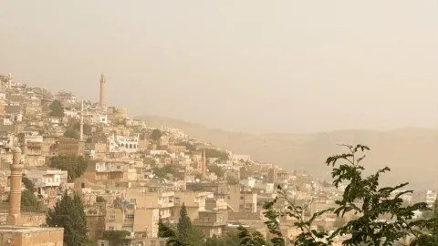 Mardin ve Şanlıurfa'da toz taşınımı etkili oldu