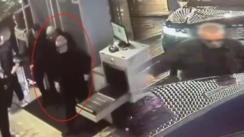 Maslak'ta iş insanını kaçırıp milyonlarca lira gasbettiler: Bekçiye koşup yardım istedi