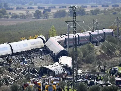 İspanya'daki hızlı tren kazasında en az 68 kişi öldü, üç günlük yas ilan edildi - fotoğraf 1
