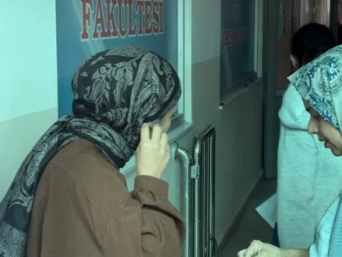 KPSS'de dikkat çeken anlar! Sınavın başlamasına 1 dakika kala fark edildi: Çıkarmayı unutup geldi, görevliler yardım etti - fotoğraf 3
