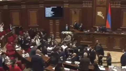 Meclis kürsüsünden ahlaksız teklif kavga çıkardı: Yumruklar havada uçuştu