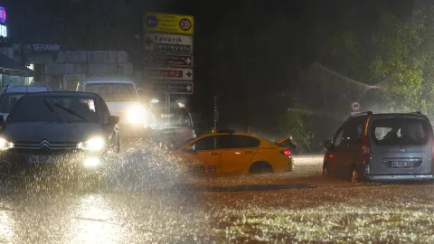 Megakent İstanbul'u sağanak vurdu! Yollar taştı su baskınları oldu! Yıllardır böyle bir yağmur görülmedi