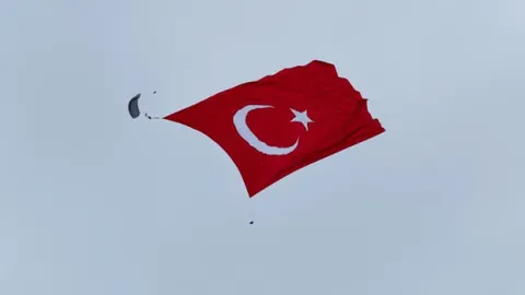 Mehmetçik'ten gökyüzünde gururlandıran rekor: 3 bin metrekarelik Türk bayrağı dalgalandırıldı