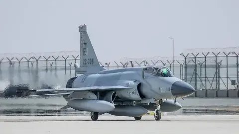 Mekke Anlaşması'nda ilk harp uçakları havalandı