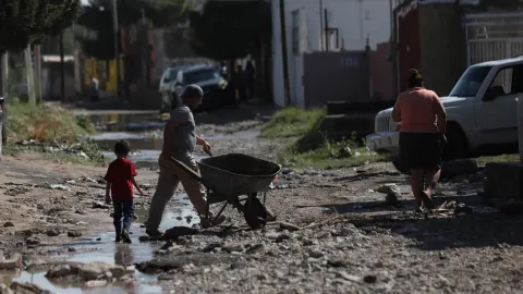 Meksika'da kasırga ve tropikal fırtınanın yol açtığı şiddetli yağışlar sonucu 6 kişi öldü