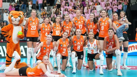 Memorial ve Eczacıbaşı Spor Kulübü, meme kanseri farkındalığını fileye taşıdı