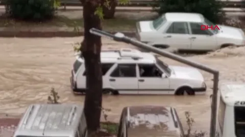 Mersin'de şiddetli sağanak: Cadde ve sokaklar göle döndü