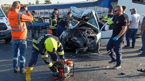 Mersin'de tıra çarpan hafif ticari araçtaki 2 kişi öldü
