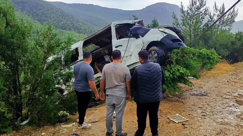 Mersin'de yolcu minibüsü devrildi: 17 yaralı