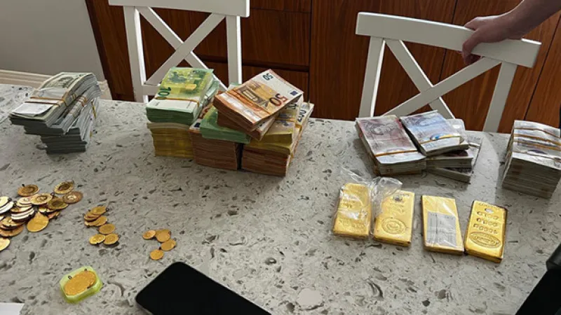 Mersin'deki yolsuzluk soruşturmasında bir adreste yüklü miktarda döviz ve altın ele geçirildi