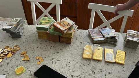 Mersin'deki yolsuzluk soruşturmasında bir adreste yüklü miktarda döviz ve altın ele geçirildi