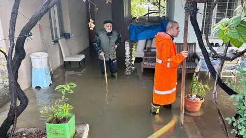 Mersin'i sağanak vurdu; Yollar göle döndü