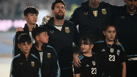Messi'nin veda maçında taraftar çileden çıktı, görür görmez yuhaladılar