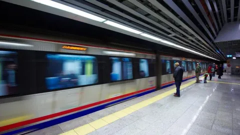 METRO NEDEN GELMİYOR, KAZA MI YAPTI? 13 Ekim M5 Üsküdar-Sultanbeyli Metro Hattı Son Durum