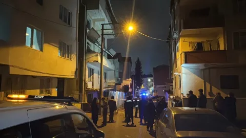 Metruk binanın balkonu çöktü, sokak trafiğe kapatıldı