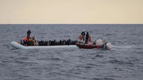 Midilli açıklarında göçmen teknesi alabora oldu: Biri bebek 6 ölü