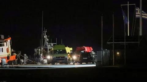 Midilli açıklarında göçmen teknesi battı. Altı ölü, sekiz yaralı