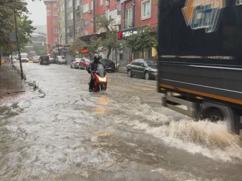 Megakent İstanbul'u sağanak vurdu! Yollar taştı su baskınları oldu! Yıllardır böyle bir yağmur görülmedi - fotoğraf 2