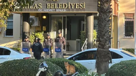 Milas Belediyesi'ne operasyon: 29 şüpheli gözaltında