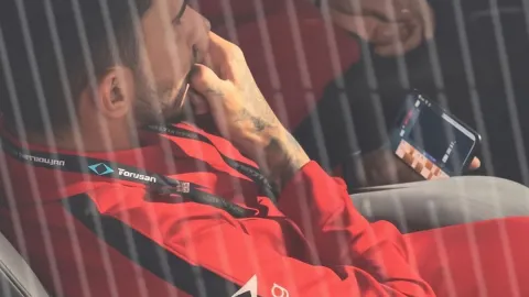 Milli futbolcunun kulübedeki görüntüleri tepki çekti! Maç öncesi okey oynamış