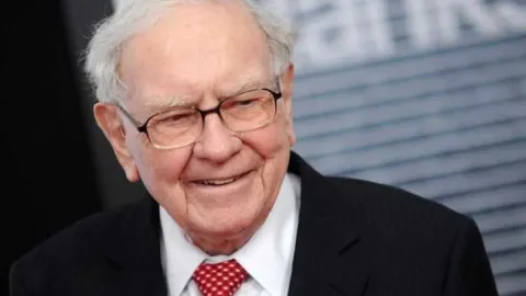Milyarder Warren Buffett borsadaki küçük yatırımcıyı kurtaracak 3 altın kuralı paylaştı
