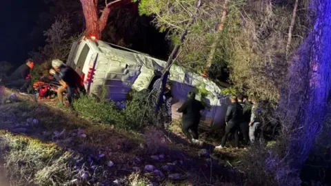Minibüs şarampole devrildi… 15 kişi yaralandı