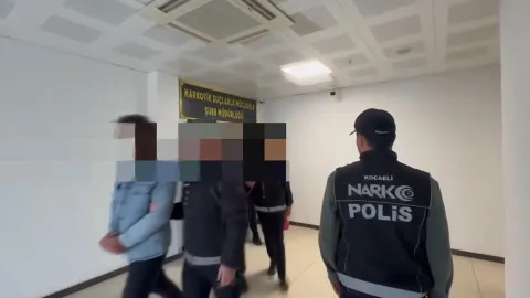 Minibüsten 338 bin sentetik ecza çıktı, 3 kişi gözaltı