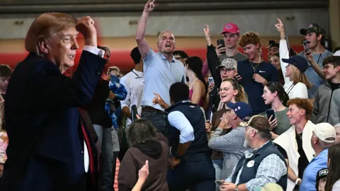 Mitingde Trump'ı protesto edenler yaka paça salondan atıldı
