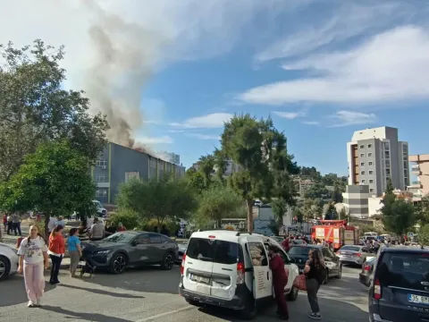 Okulun çatısında çıkan yangın kontrol altına alındı - fotoğraf 1