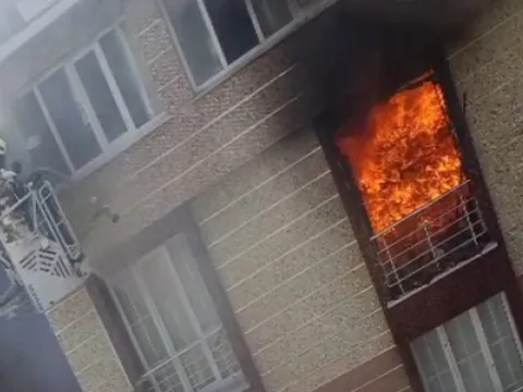 Esenyurt'ta alevlerin sardığı binada can pazarı: 1'i bebek 5 kişi böyle kurtarıldı - fotoğraf 3