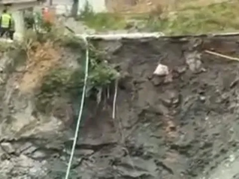 Tokat'ta yol çöktü, 2 katlı ev tahliye edildi - fotoğraf 1