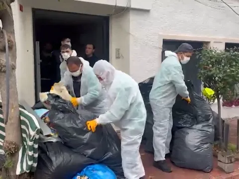 İstanbul'da kötü koku gelen daireden 4 ton atık çıkarıldı - fotoğraf 4