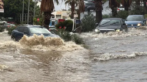 Muğla’yı sağanak vurdu! Yollar adeta göle döndü