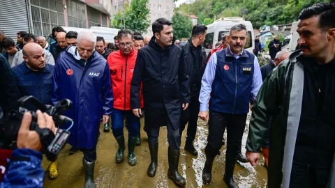 Murat Kurum'dan Özgür Özel'e sel tepkisi: "Yalan söyleyerek siyaset yapıyorlar"