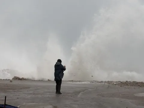 Amasra'da fırtına dehşeti: 6 metrelik dalgalar kıyıyı dövdü, ağaçlar devrildi - fotoğraf 3