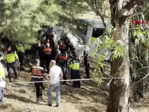 Aydın-İzmir Otoyolu’nda feci kaza! Tur otobüsü ile minibüs çarpıştı: 2 ölü - fotoğraf 1