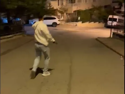 Sokakta havaya ateş açıp paylaşan 2 kişi yakalandı - fotoğraf 1