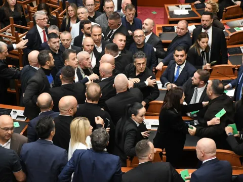 Öğrenci protestoları meclisi karıştırdı: Vekiller tekme tokat birbirine girdi - fotoğraf 3