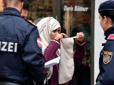 Avusturya'da okullarda başörtüsü yasağı. Ailelere para cezası tehdidi - fotoğraf 1
