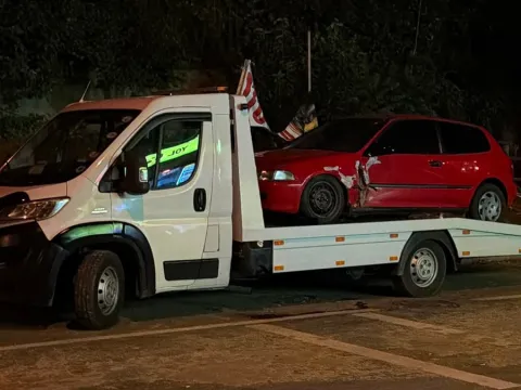 Otomobil park halindeki 6 araca çarptı, ortalık savaş alanına döndü - fotoğraf 1