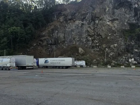 TIR parkında facia: Yamaçtan kopan kayalar araçların üzerine düştü - fotoğraf 5