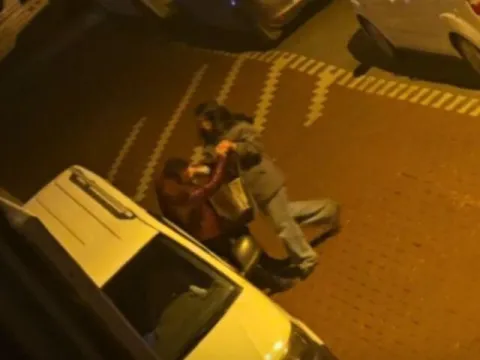 Sokağın ortasında kadın erkeği darp etti - fotoğraf 4
