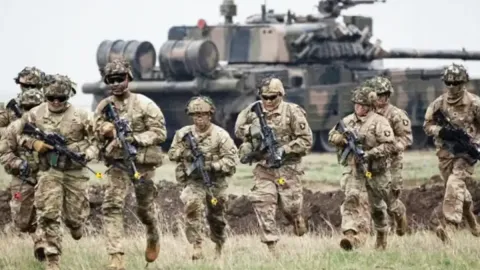 NATO askerleri toplayıp ülkenin dibinde tatbikat yaptı