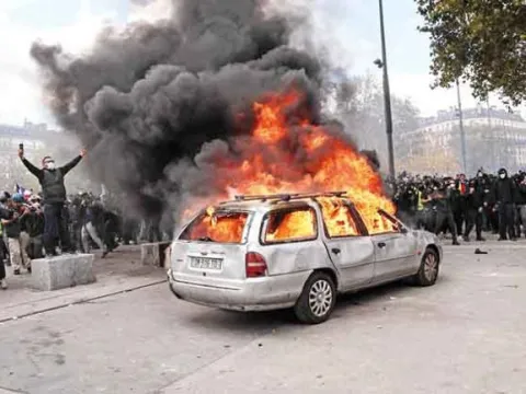Fransa’da sokaklar savaş alanı: Sarı Yelekliler de gösterilere katıldı - fotoğraf 3