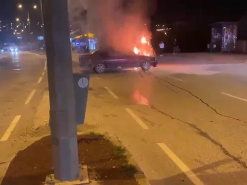 Kavşakta duran otomobili çalıştırmak istedi, motoru alev aldı - fotoğraf 1