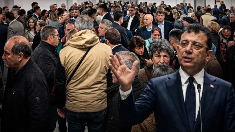 Ne yağmur ne de uzaklık durdurabildi: Desteğe giden kalabalık salona sığmadı
